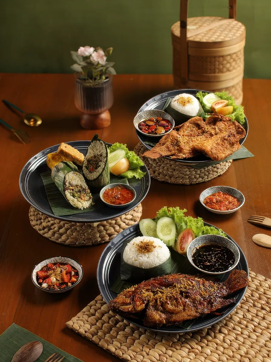 Plated Indonesian dishes with sambal on a woven mat